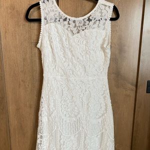 White sleeveless lace short dress